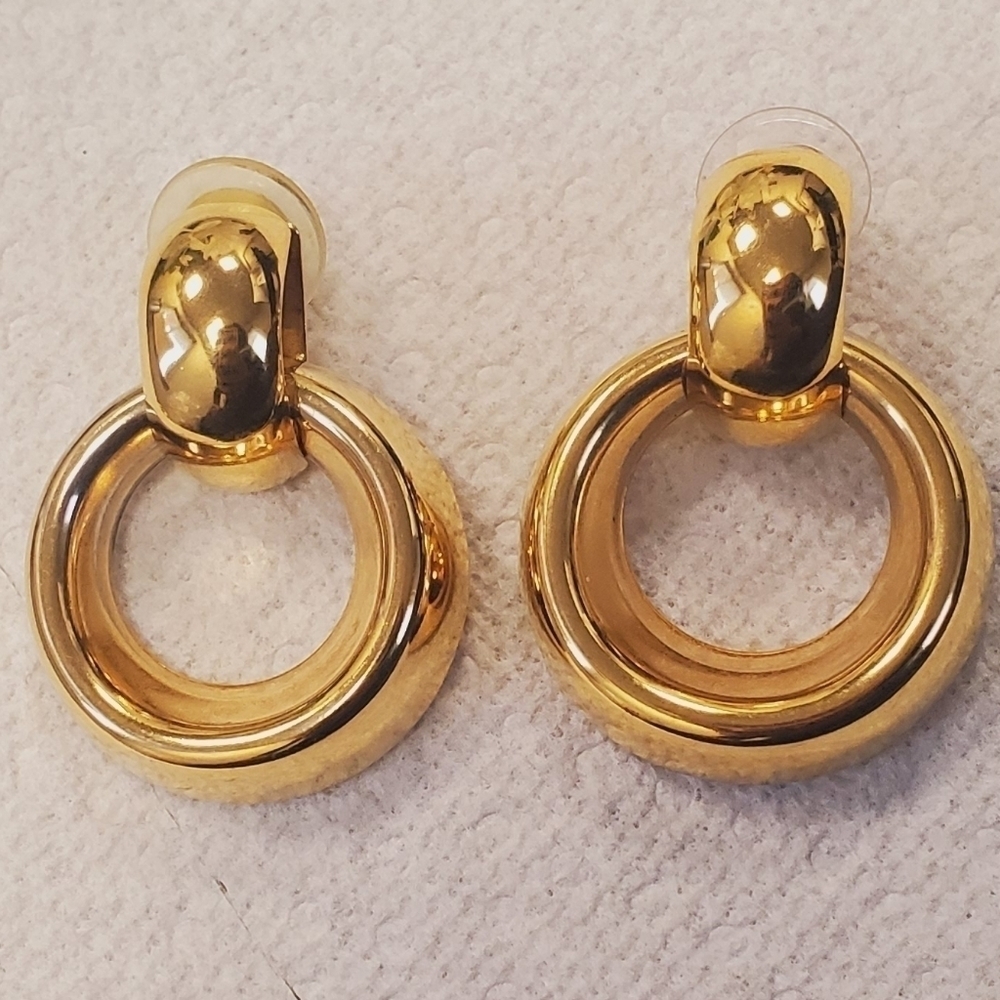 Big Bold Goldtone Bangle Earring 🌴